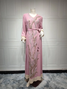 Détails de robe longue rose à manches longues avec broderie de paillettes or et argent
