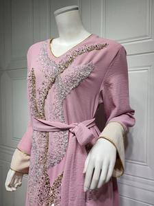 Détail de la robe à paillettes lavande avec broderies dorées et textures scintillantes