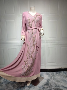 Détail de l'abaya caftan rose avec broderie corail en paillettes dorées et col en V