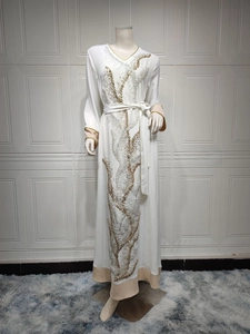 Broderie détaillée de paillettes dorées et argentées sur une robe Abaya blanche à manches