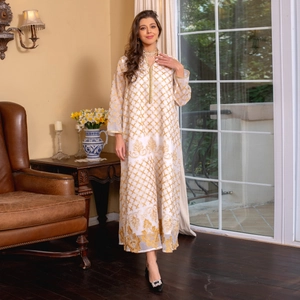 Elegante abito lungo caftano bianco con ricami floreali dorati e maniche lunghe da donna