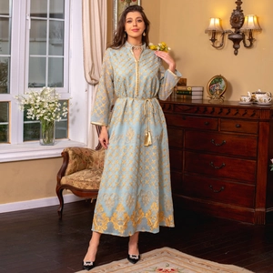 Elegante abito caftano azzurro con ricami dorati e cintura con nappe per le donne