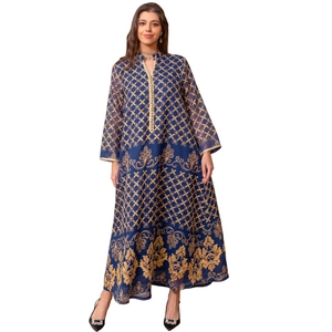 Elegante abito kaftano blu navy con ricami geometrici dorati e scollo a V