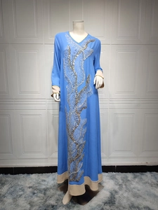 Détail d'Abaya bleu clair avec broderie de paillettes et poignets en patchwork beige