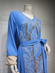 Détail du caftan bleu marine avec paillettes dorées et appliques dentelle sur mousseline