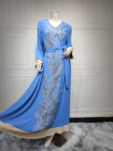 Détail de l'abaya ethnique bleue ornée de broderies élaborées en paillettes dorées