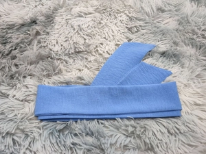 Détail du bandeau tricoté bleu ciel avec broderie de paillettes scintillantes