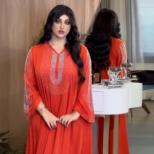 Robe de soirée caftan en mousseline orange élégante avec des strass argentés pour la fête