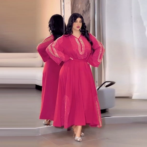 Robe de soirée en mousseline rose avec paillettes dorées et broderies, style formel long