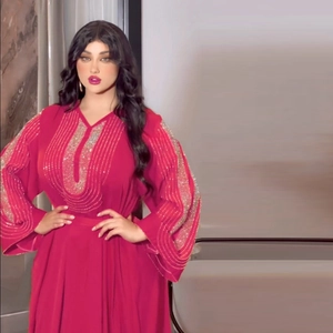 Détail des perles dorées et paillettes sur le col et les poignets du caftan rose