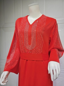 Vue détaillée d'une robe de soirée en mousseline rouge avec élégants strass argentés
