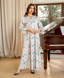Robe longue fleurie avec broderies de paillettes argentées au col V et manches