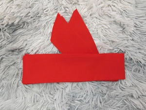 Vue détaillée de la ceinture en mousseline rouge vif avec des extrémités pointues