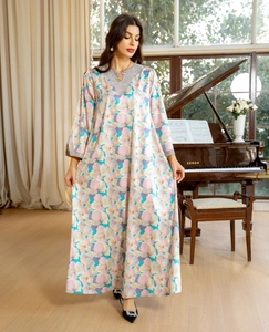 Détail de l'encolure en strass et de l'imprimé floral sur une robe longue caftan à manches