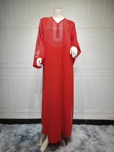 Détail de la robe abaya en mousseline rouge avec strass argentés au col et aux manches