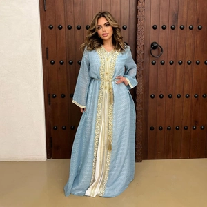 Eleganter hellblauer Kaftan mit Goldstickerei und Taillenseil-Detail