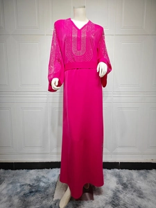Détails des strass argentés scintillants sur une robe de soirée en mousseline rose