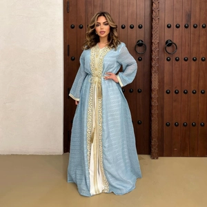 Elegantes hellblaues Kaftan-Maxikleid mit Goldstickerei und funkelnden Strasssteinen