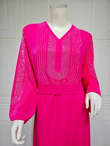 Détail des strass argentés sur l'encolure et les poignets de la robe en mousseline rose