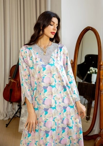 Détail du col en V avec paillettes argentées et imprimé floral sur la robe kaftan