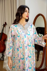 Détail d'une robe caftan élégante à col en V avec sequins et motif floral rose