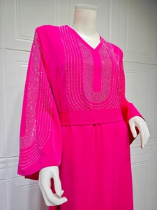Détail des motifs en strass argentés sur la robe de soirée en mousseline rose vif