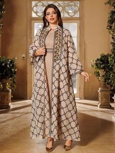 Detailansicht der Blumenstickerei und Pailletten auf einem beigen zweiteiligen Abaya-Set