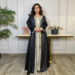 Elegante schwarze bestickte Abaya mit goldenen Strasssteinen und weißem Innenkleid