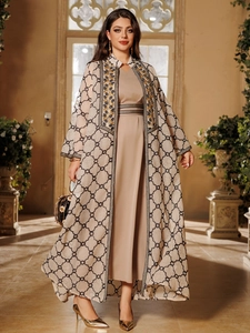Luxuriöses beiges zweiteiliges Maxikleid-Set mit feiner Stickerei und passendem Gürtel