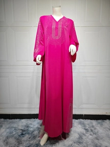 Détail d'une robe de soirée en mousseline rose avec motifs scintillants en strass au col