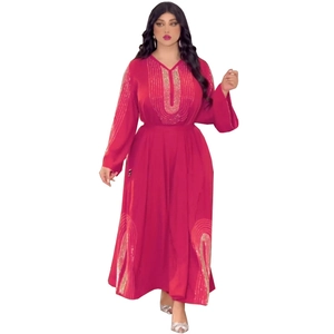 Robe de soirée élégante en mousseline rose avec broderies de sequins dorés et manches longues
