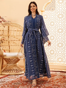 Détail d'une robe maxi brodée bleu marine avec motifs ethniques et ceinture assortie