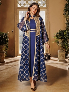 Detail von dunkelblauem Maxikleid mit gold besticktem Kaftan und geometrischen Mustern