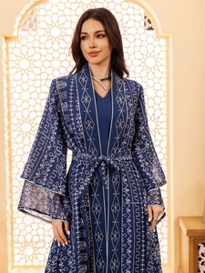 Détail de l'abaya en mesh bleu marine brodé avec motifs blancs élégants et une ceinture
