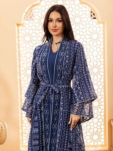 Détail de la broderie et manche volantée sur l'élégante robe caftan bleu marine