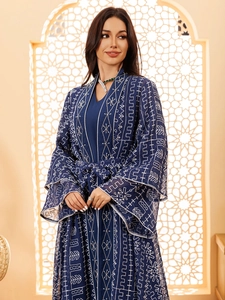 Détail d'abaya en tulle bleu marine avec broderie géométrique et ceinture ajustable