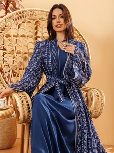 Détail de l'abaya en tulle bleu marine avec broderie géométrique et ceinture assortie