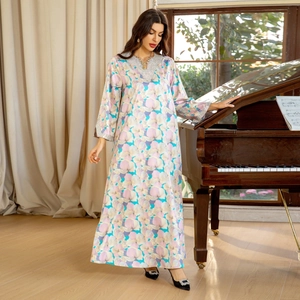 Robe caftan en satin à imprimé floral, manches longues, col V et bordure pailletée