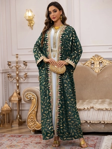 Détails de broderie et motifs de plumes dorées sur un ensemble abaya vert foncé