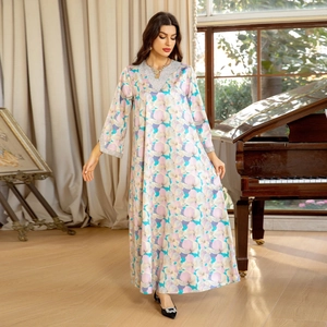Robe longue fleurie élégante avec col en V à paillettes argentées en décor luxueux
