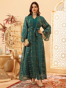 Robe caftan vert foncé avec motifs géométriques dorés et manches évasées élégantes