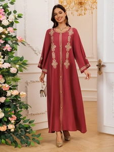 Robe caftan rouge foncé ornée de broderies dorées et de boutons sur le devant