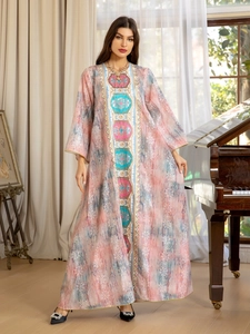 Détail de la broderie ethnique et des motifs géométriques sur le devant du caftan