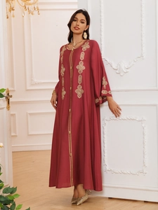 Détail de la broderie géométrique dorée sur la robe caftan marron à manches longues