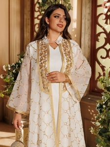 Exquisite Goldblatt-Stickerei auf hochwertigem weißem Kaftan mit glänzenden Borten