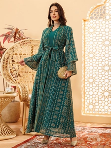 Détail de la robe maxi en tulle vert foncé avec broderie dorée et manches évasées