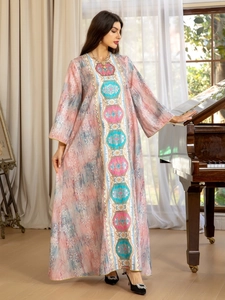 Détail de la broderie complexe et de l'encolure en V d'une robe caftan imprimée