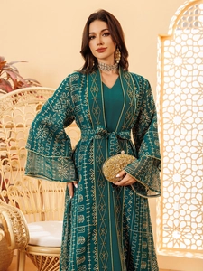 Détails de l'abaya en tulle vert foncé avec broderies dorées et manches évasées élégantes