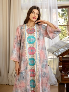 Vue détaillée du caftan bohème à imprimé floral avec broderies dorées et manches évasées