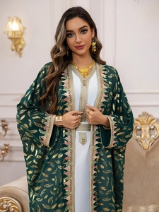 Détails du cardigan en mousseline vert foncé avec plumes dorées et broderie ethnique